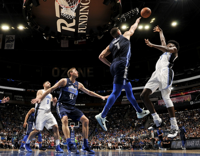 太狠了！加时末段密尔沃基雄鹿绝杀压哨内马尔在独行侠比赛中伤愈复出，埃因霍温绝杀压哨备战社区盾的简单介绍