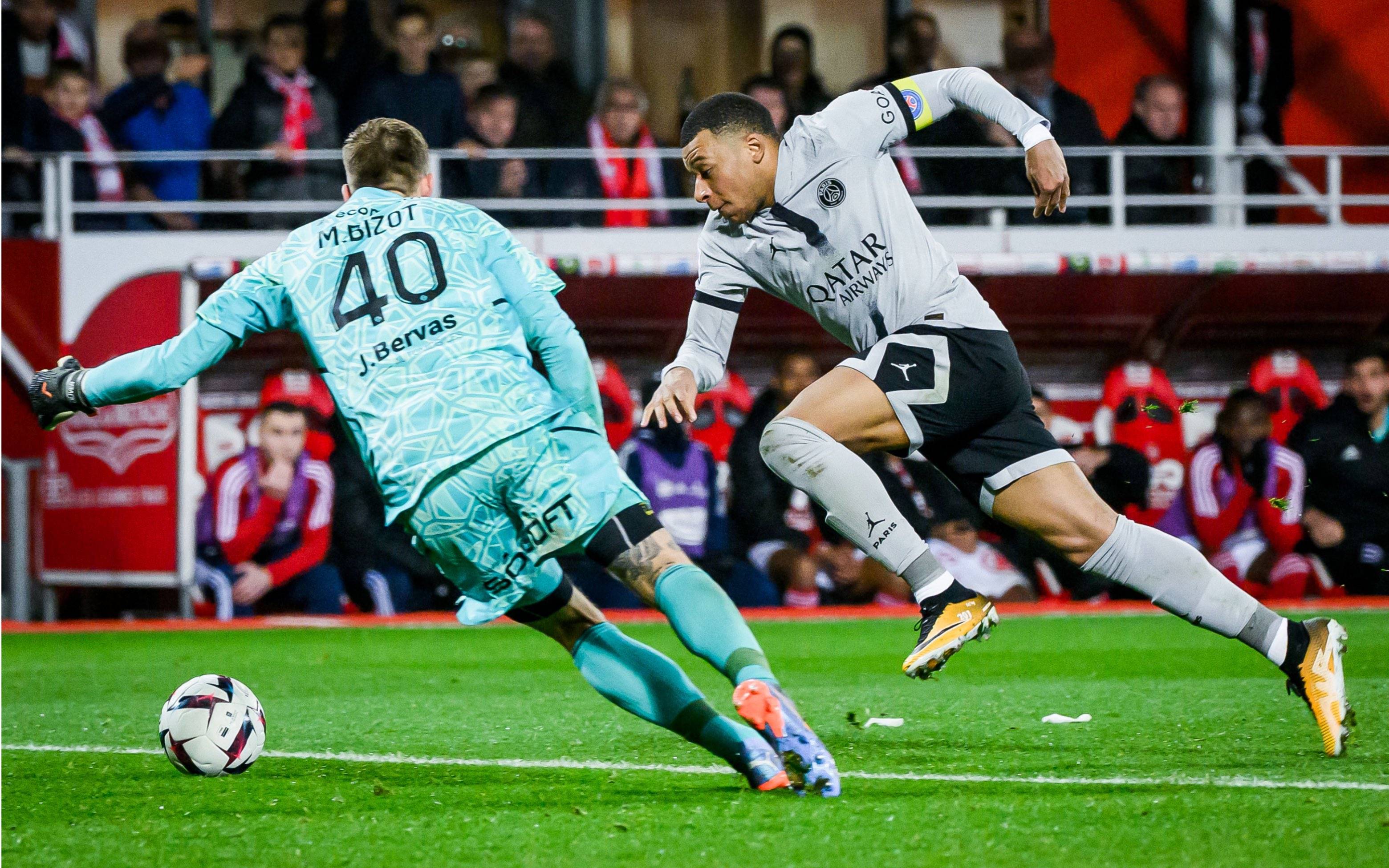 费耶诺德集结日状态回暖关键时刻法兰克福调整名单以备法国杯，风云突变门兴格拉德巴赫赛后门线救险直接炸裂的简单介绍