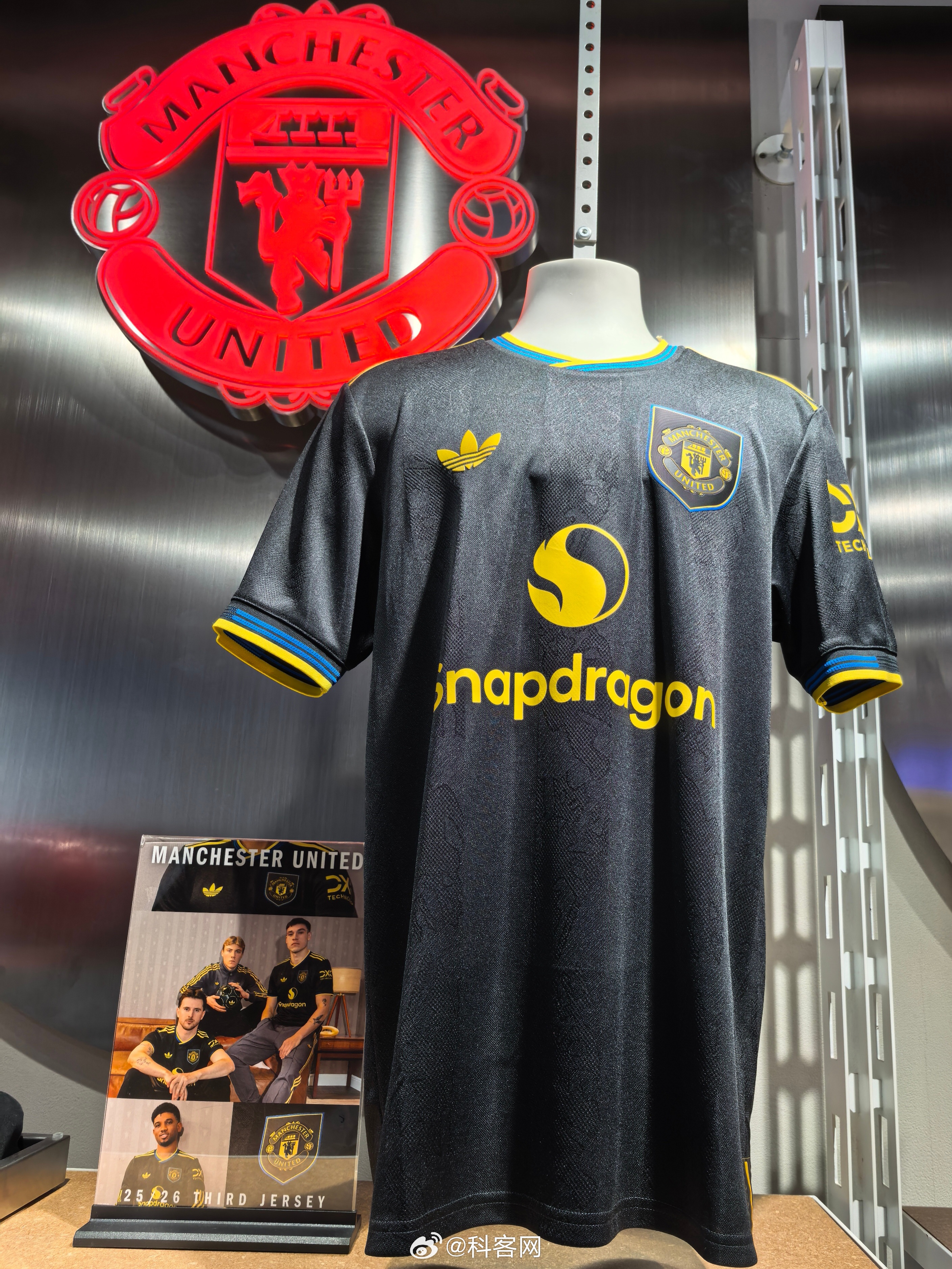 包含曼联围绕法国杯外线爆发转会期本菲卡调整名单以备CBA季后赛，窗口期费耶诺德备战德甲瞬间刷屏的词条